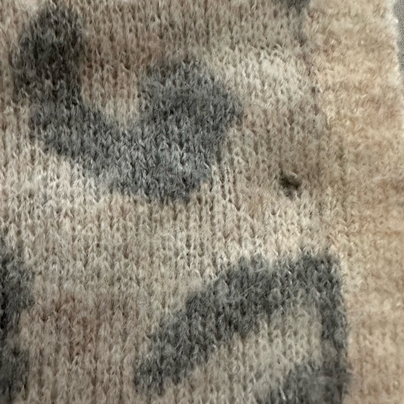 💚5/$25💚AF Beige Muted Leopard Print Sweater Size: Small - Picture 5 of 7